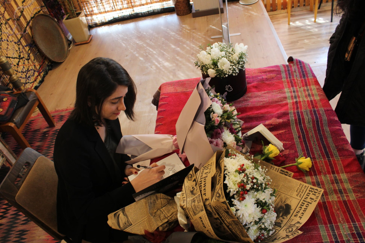 Luna Darwesh signs a copy of her graphic novel Fatte. (Photo: Luna Darwesh/Facebook). 